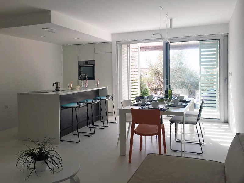 Cuisine lumineuse avec bar et coin repas près de la fenêtre