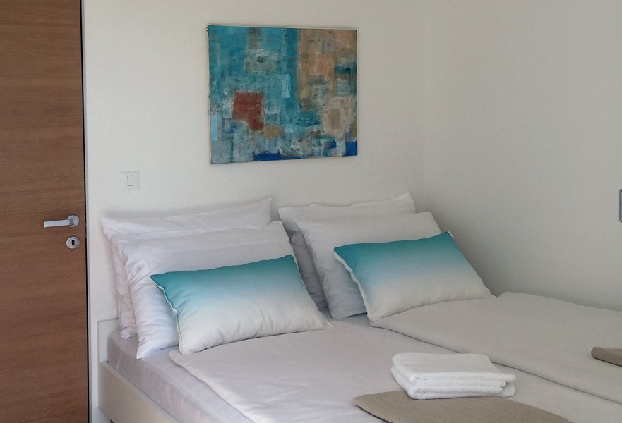Chambre avec lit double et tableau mural