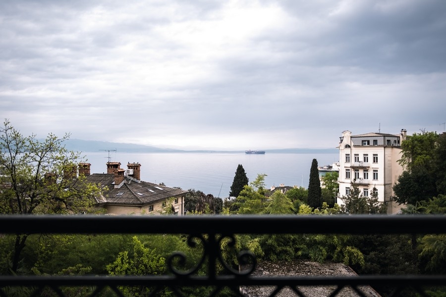 Appartement à Opatija avec vue du balcon par-dessus la cime des arbres sur la mer