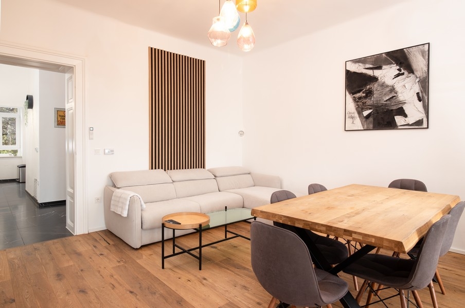 Séjour avec canapé, œuvre d'art au mur et parquet