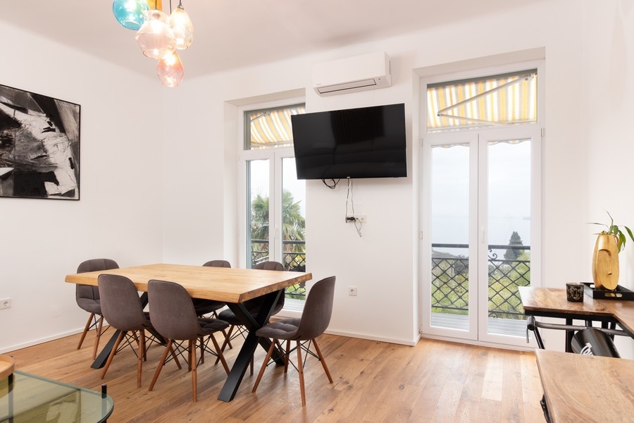 Coin repas avec vue sur la mer