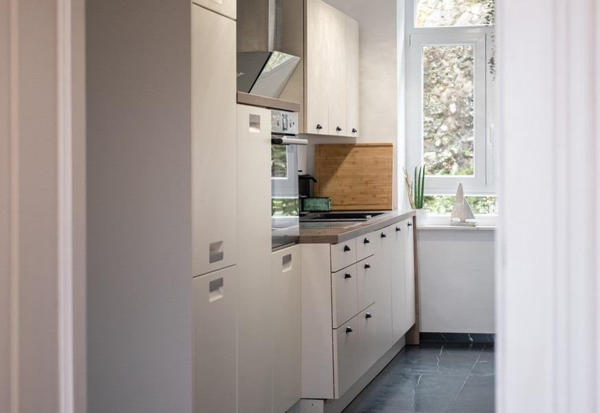 Cuisine équipée avec vue par la fenêtre
