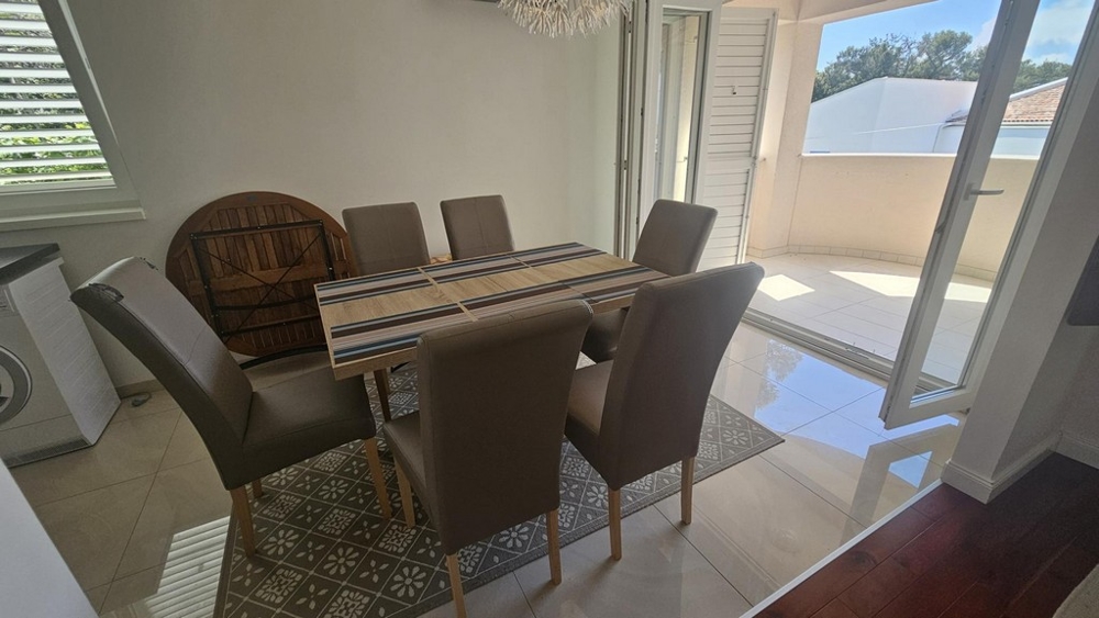 Coin repas avec accès au balcon