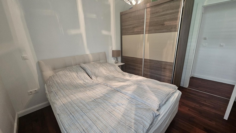 Chambre avec grande armoire