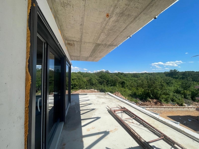 Grande terrasse avec vue sur la verdure