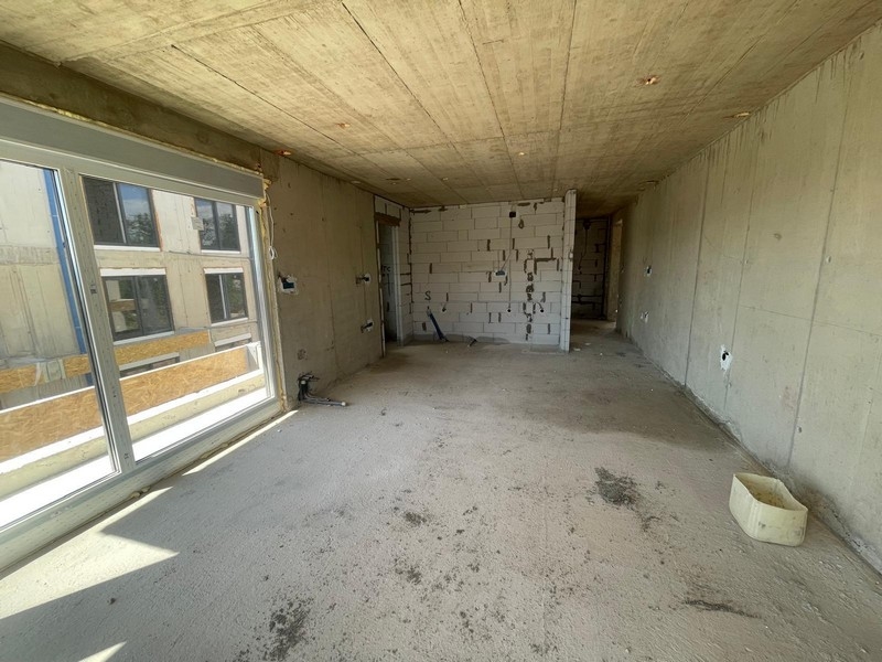 Intérieur en gros œuvre avec façade vitrée
