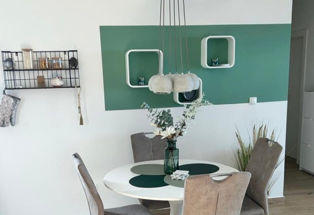 Coin repas avec table ronde et chaises
