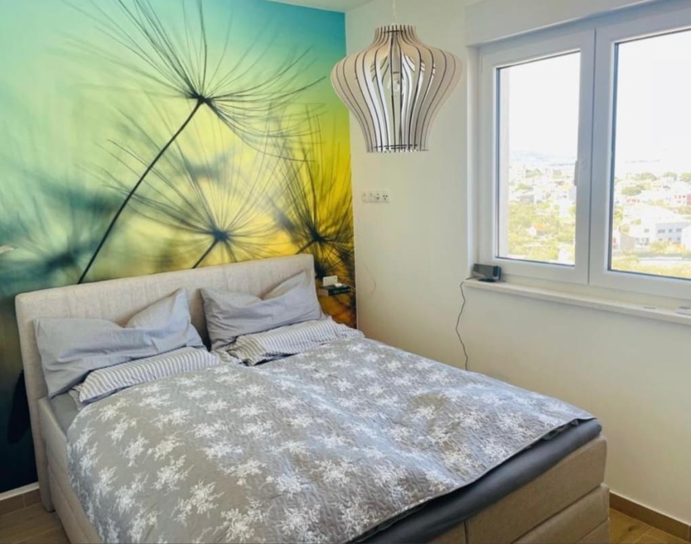 Chambre avec tableau mural