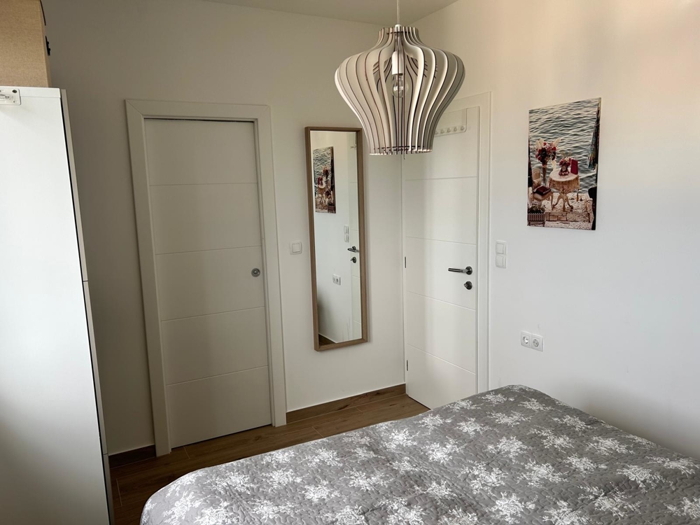 Chambre avec miroir et décoration