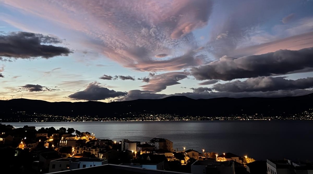 Vue sur la mer le soir - bien A3661 en Dalmatie.