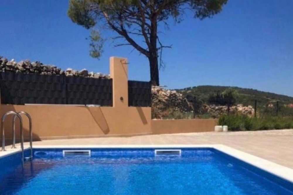 Piscine commune avec vue sur la verdure