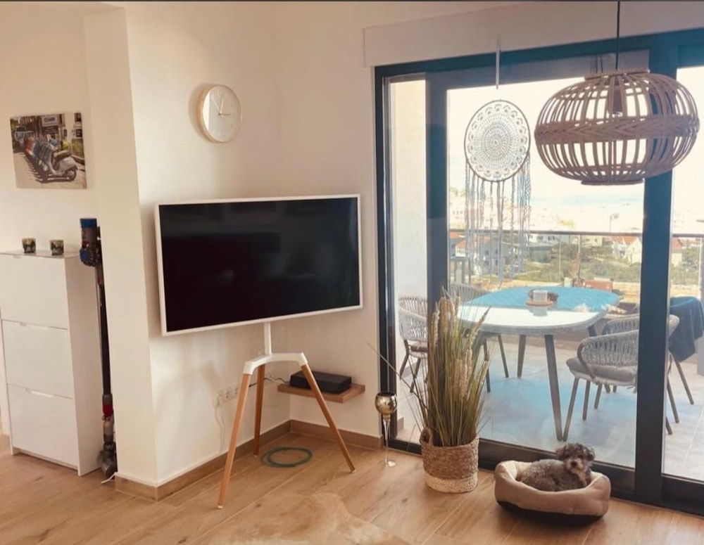 Séjour avec télévision et accès à la terrasse