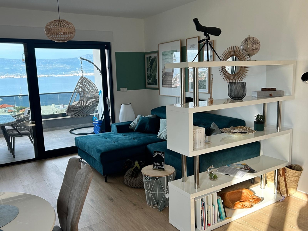 Séjour avec vue mer et fauteuil suspendu