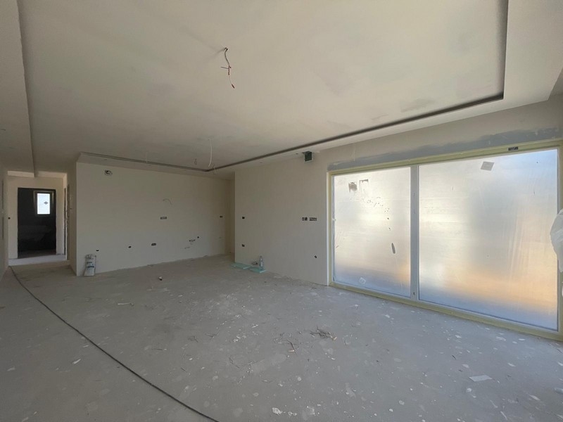 Intérieur en gros œuvre avec porte coulissante