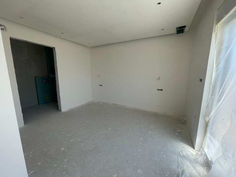 Pièce avec coin salle de bains préparé