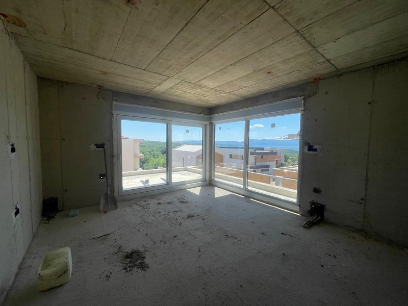 Pièce avec vue mer et fenêtres d'angle