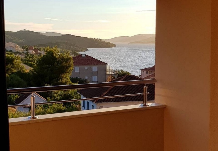 Vue mer latérale de l'appartement A3665 sur Ciovo en Croatie.