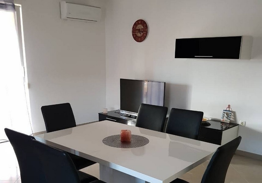 Séjour et coin repas modernes avec TV