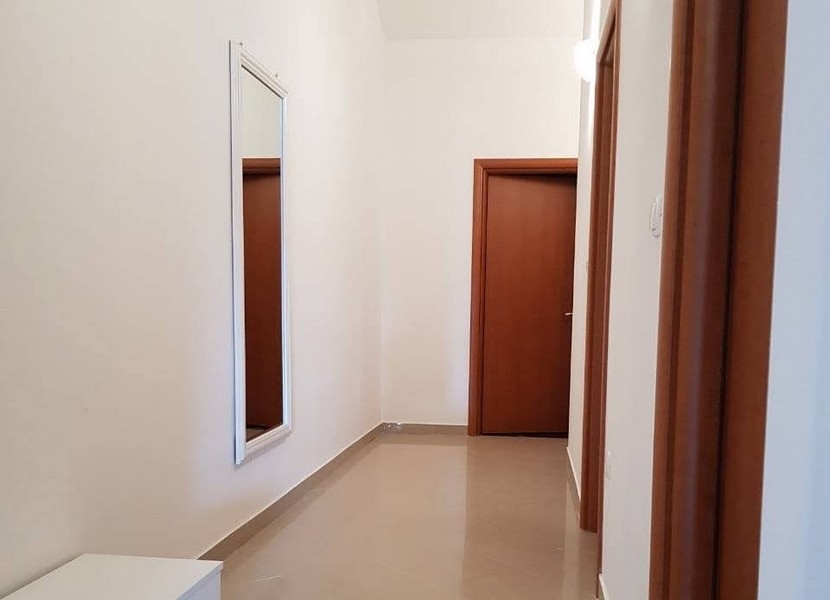 Couloir lumineux avec miroir