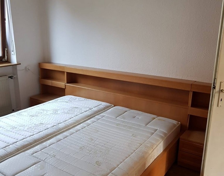 Lit double avec cadre en bois et matelas