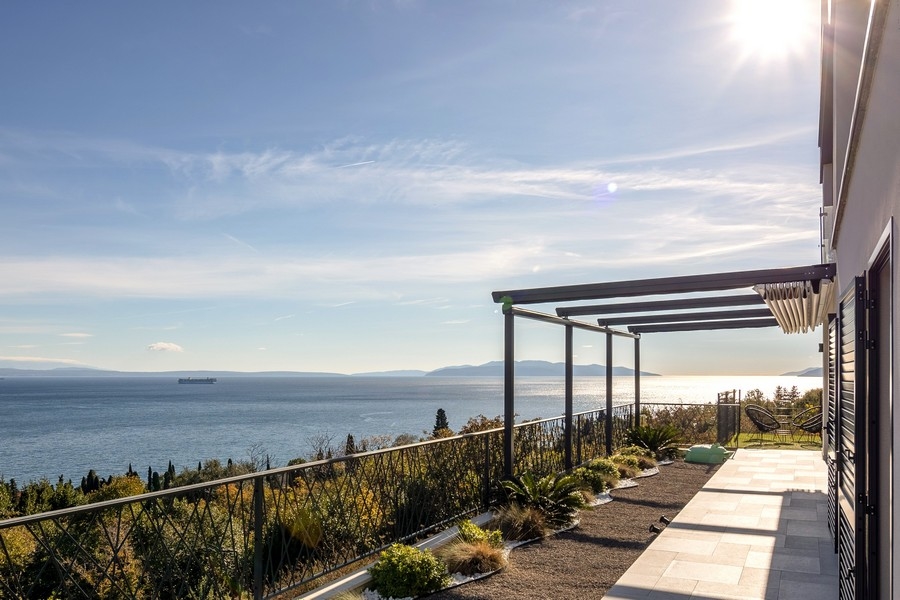 Terrasse avec pergola à contre-jour au-dessus de la côte