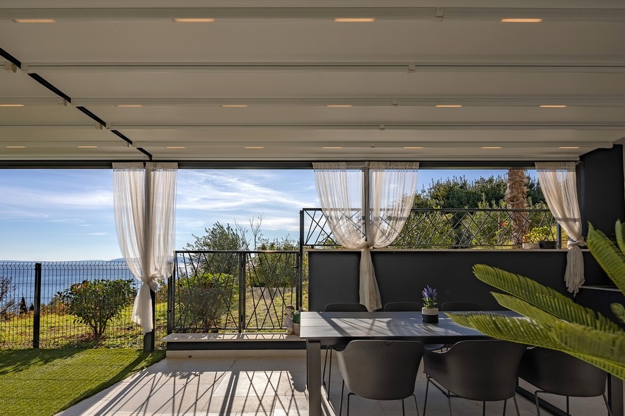 Espace extérieur couvert du bien A3669 près d'Opatija en Croatie - Panorama Scouting.