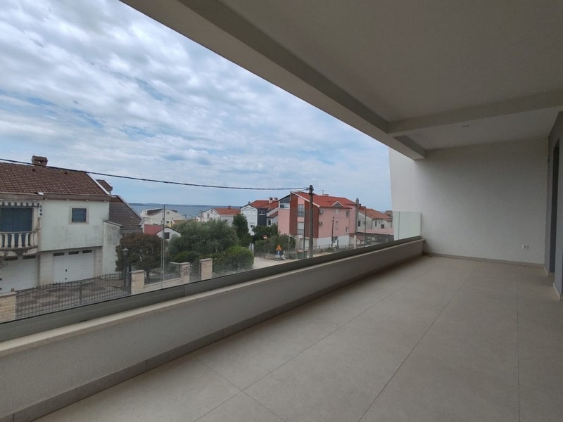 Vue mer depuis le balcon du bien A3671 en Croatie.