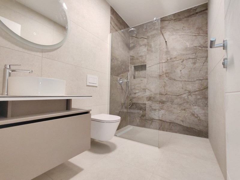 Salle de bains moderne.