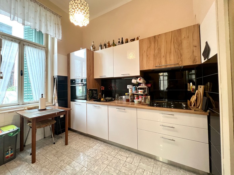 Cuisine et coin repas du bien A3674 en Croatie.