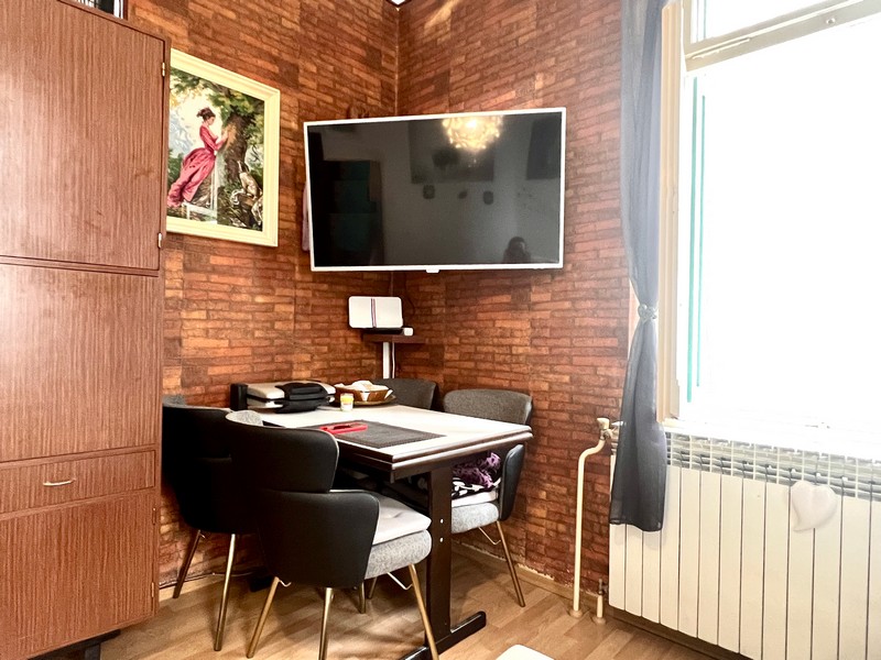 Coin repas avec TV et revêtement mural