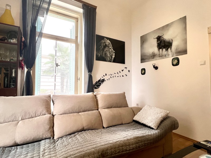 Séjour avec canapé et tableaux muraux