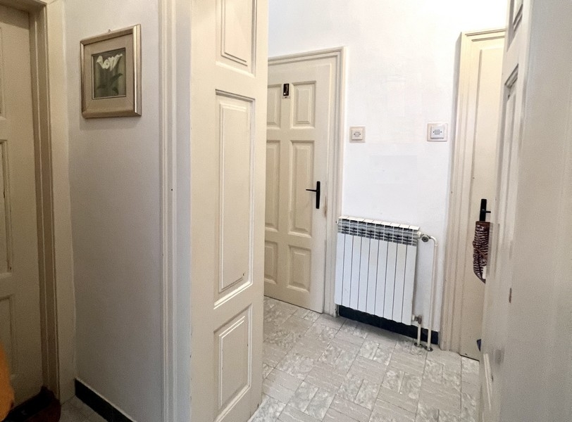 Chambre avec couette rouge et fenêtre