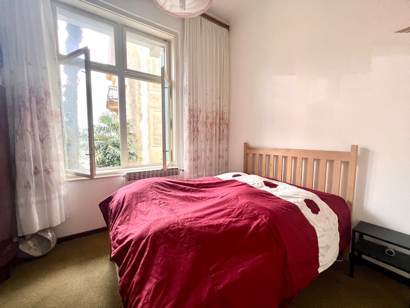 Chambre avec armoire à miroir