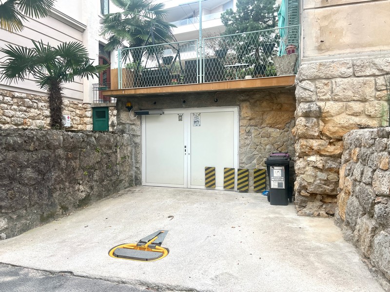 Accès au garage avec place de stationnement