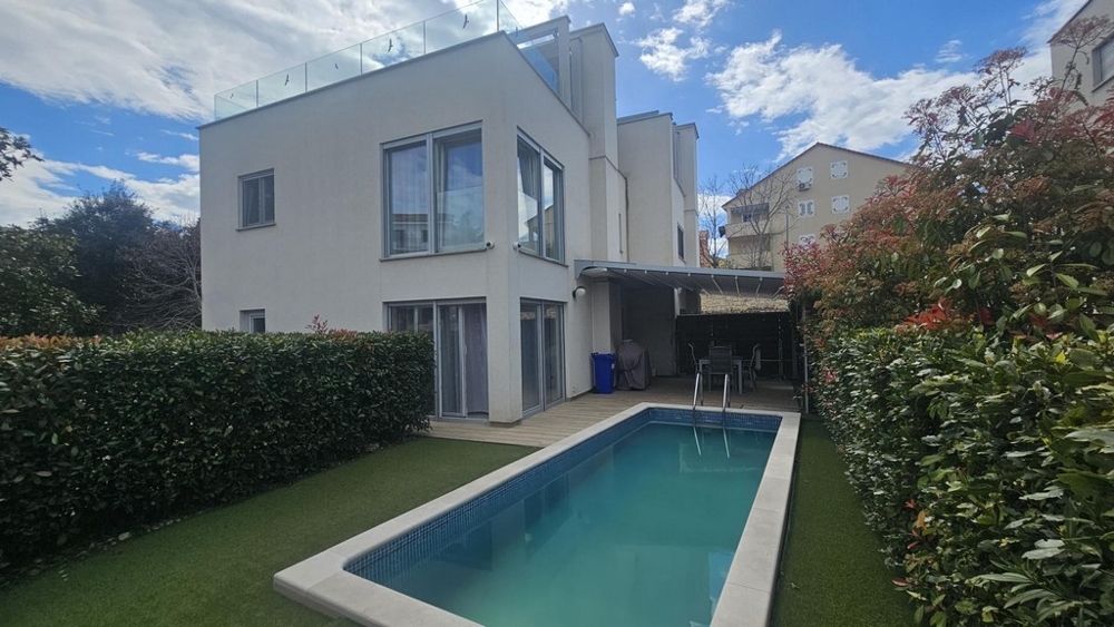 Appartement avec piscine à vendre sur Krk en Croatie - Panorama Scouting.