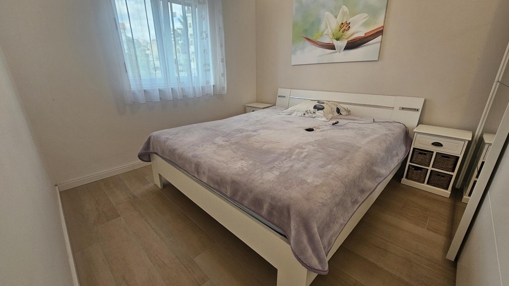 Chambre avec lit double et fenêtre