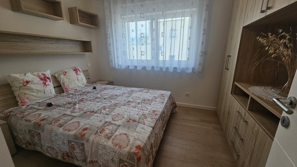 Deuxième chambre avec placard encastré
