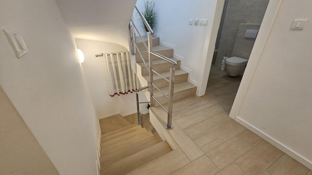 Escalier avec vue sur la salle de bains