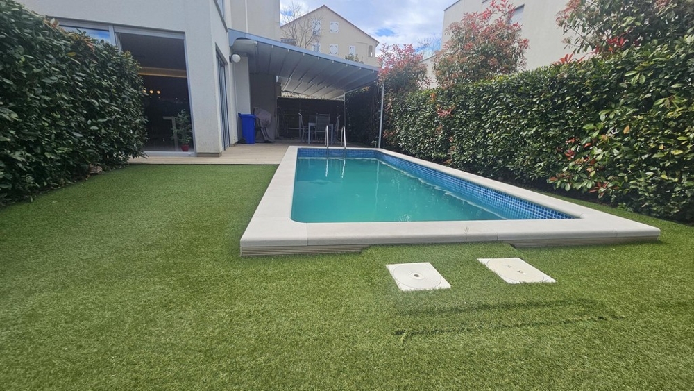 Piscine dans le jardin du bien A3675.