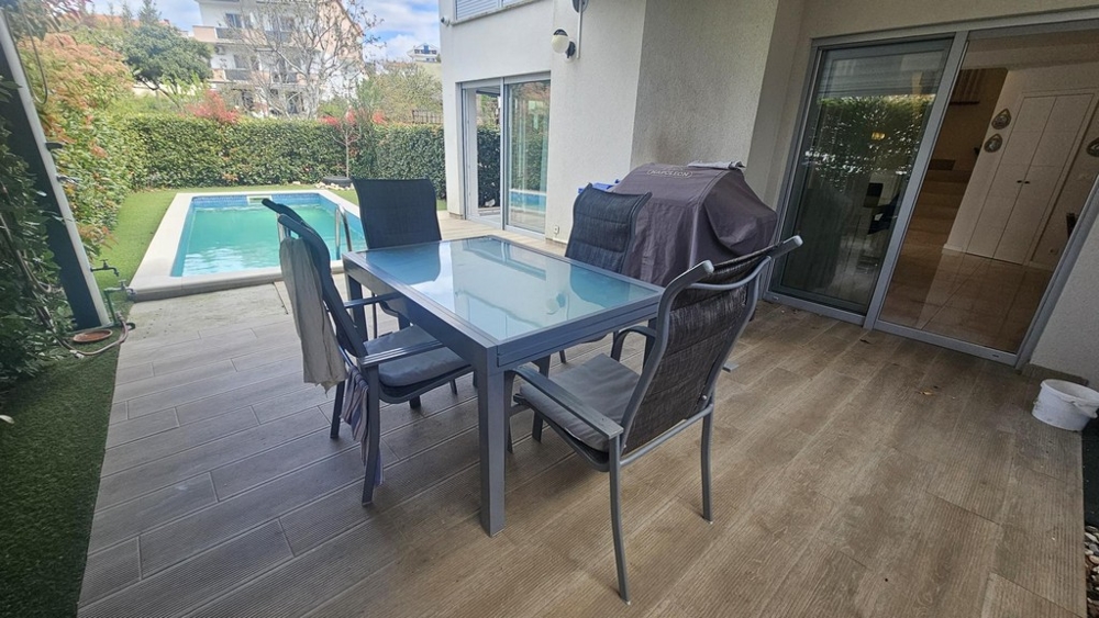 Terrasse couverte avec vue sur la piscine