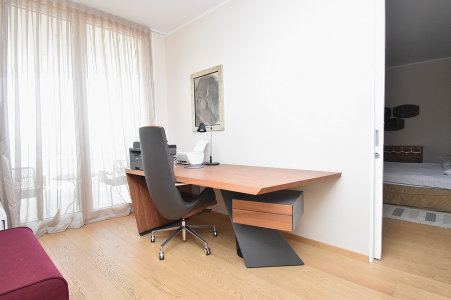 Bureau avec grande fenêtre et table de travail