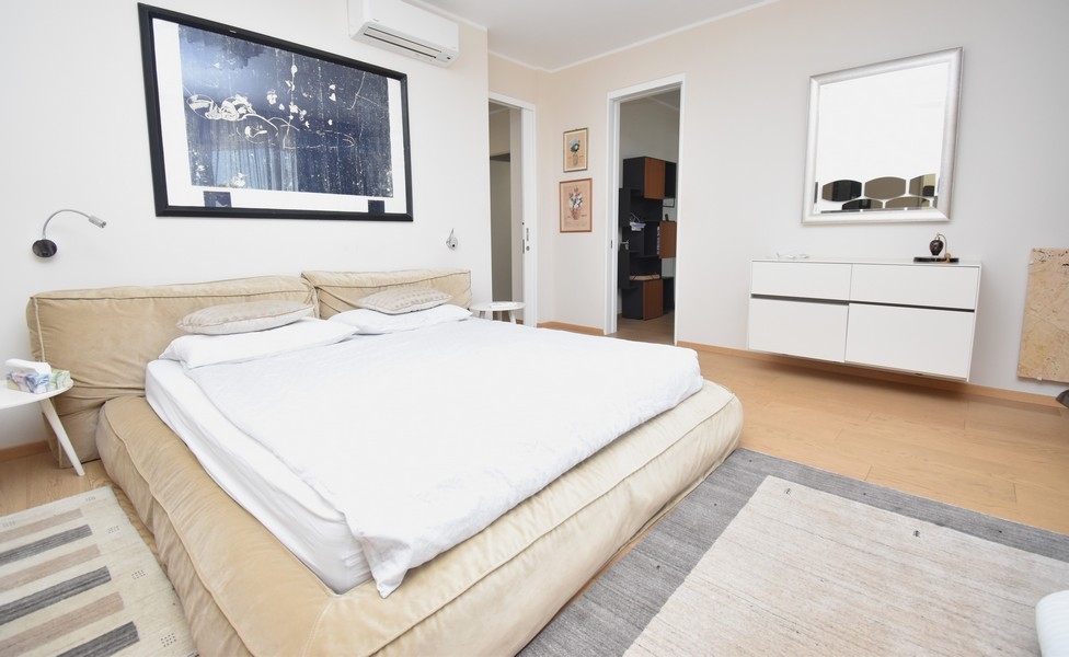 Chambre principale avec accès au dressing