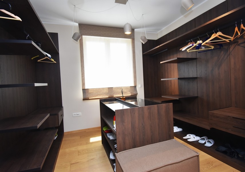 Vaste dressing avec rangements intégrés