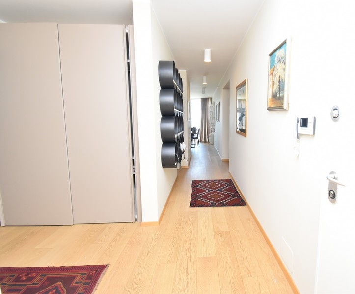 Couloir avec placards encastrés et aménagement moderne