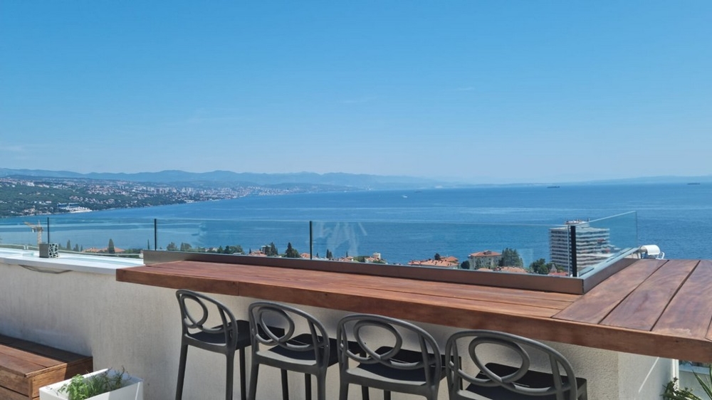 Vue mer panoramique et bar du bien A3681 à Opatija.