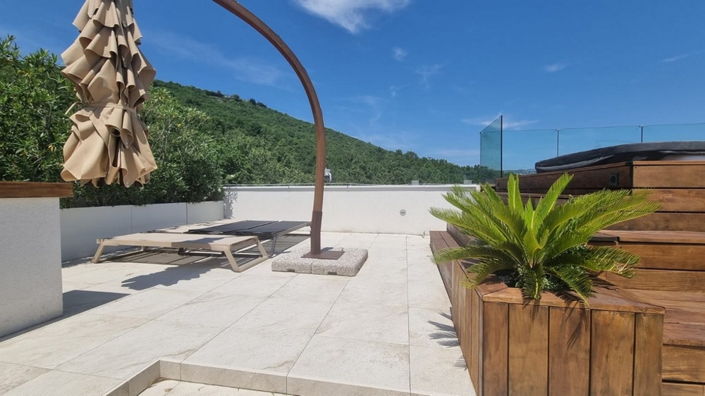 Toit-terrasse avec jacuzzi et bains de soleil