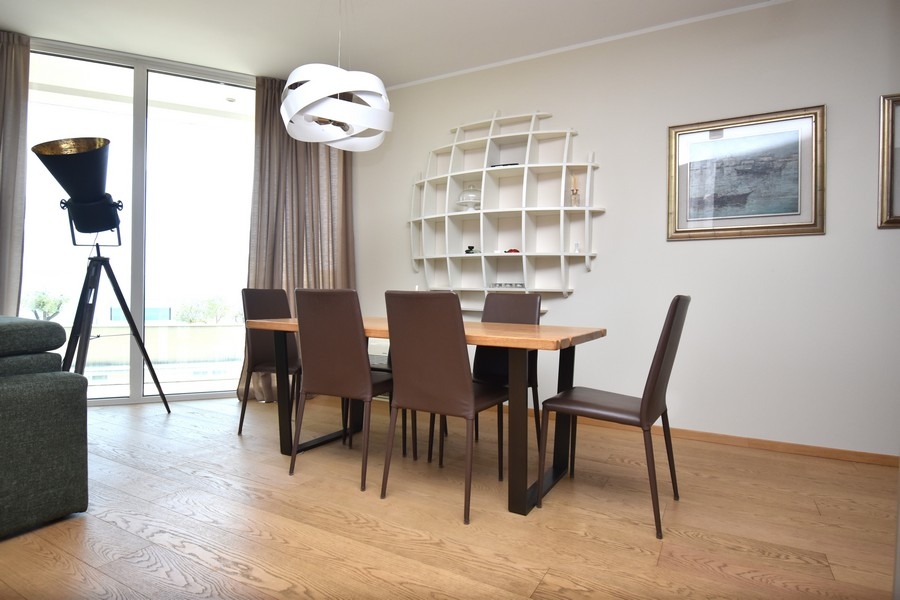 Coin repas avec grande fenêtre et design moderne