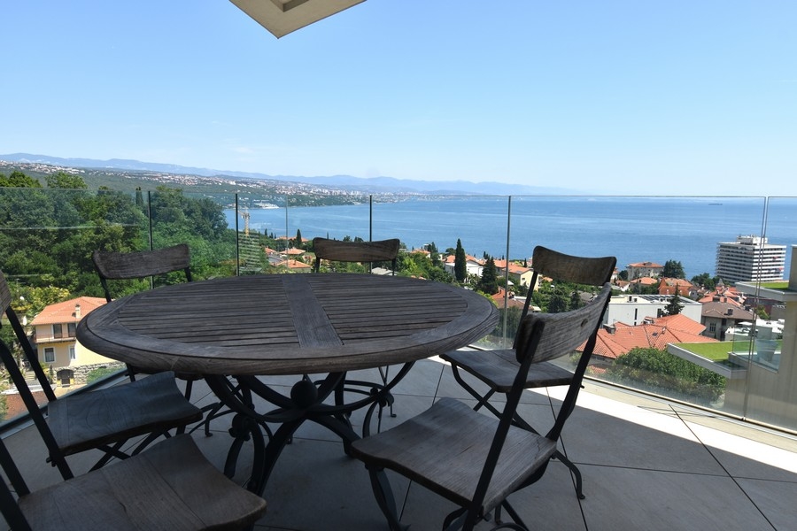 Balcon avec vue mer et salon de jardin