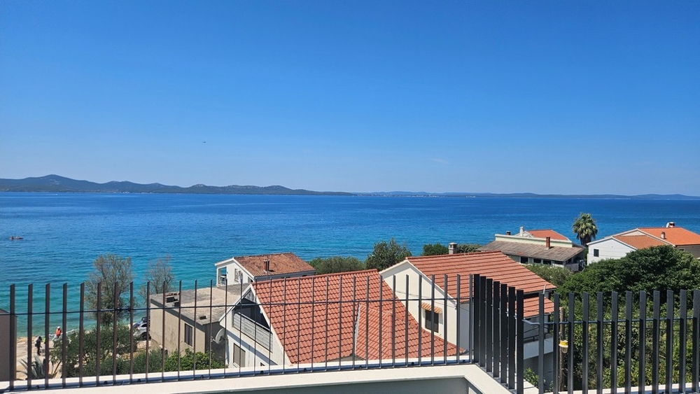 Vue mer panoramique du bien A3683 près de Zadar, Dalmatie.