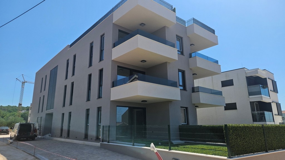 Les biens A3683 se trouvent dans cet immeuble neuf moderne.